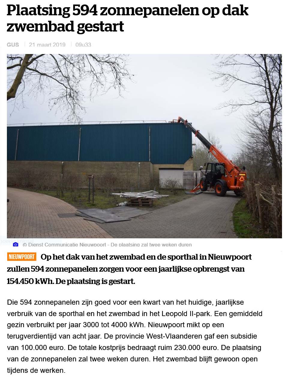 plaatsen 594 zonnepanelen op  zwembaddak